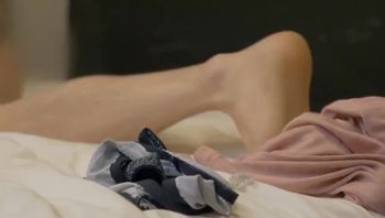 【如何驯服管家】和兄弟住一起，叫了两个女管家服务，用我们大鸡巴驯服她们