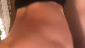 火辣身材美艷少婦穿著開檔黑絲網襪現場直播塗油翹臀艷舞自慰大秀對白淫蕩