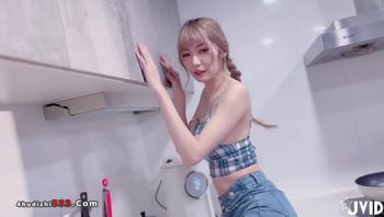全裸无码-四点全露】看起来斯文青春实则火辣无比的超长腿正妹到府私厨娘芷萱,只要把菜肴全吃光,还会有意想不到的惊喜,直接在厨房进行!