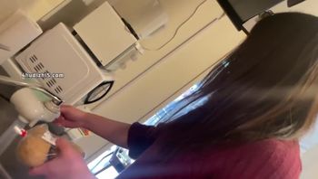 (FC2) 【无】【２射精】趣味が料理の巨乳彼女にキャミで肉じゃがを作らせたらあまりのエロさに大量中出し＆食后も精入りマンコに妊娠确定中出_1
