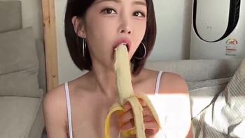 한선월 サニー sunwall 新聘请的厨娘 看到香蕉就玩起来了