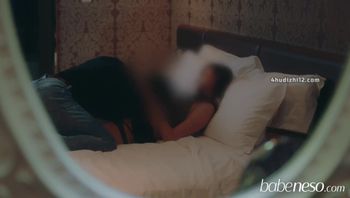 女记者不惜以肉体换取机密情报