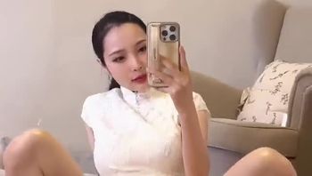 穿著中国旗袍的荡妇，骑著巨大的假阳具在镜子上