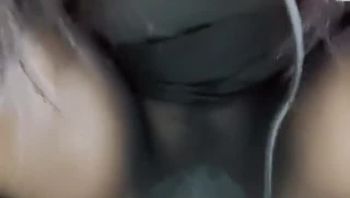 啊~~隔丝操逼，龟头把丝袜带进去的一瞬间就颤抖了，丝袜塞逼真的无法形容