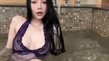 我需要洗个热水澡取暖，我们一起在浴缸里玩吧，当我们在一个浴缸里时你会做什么。
