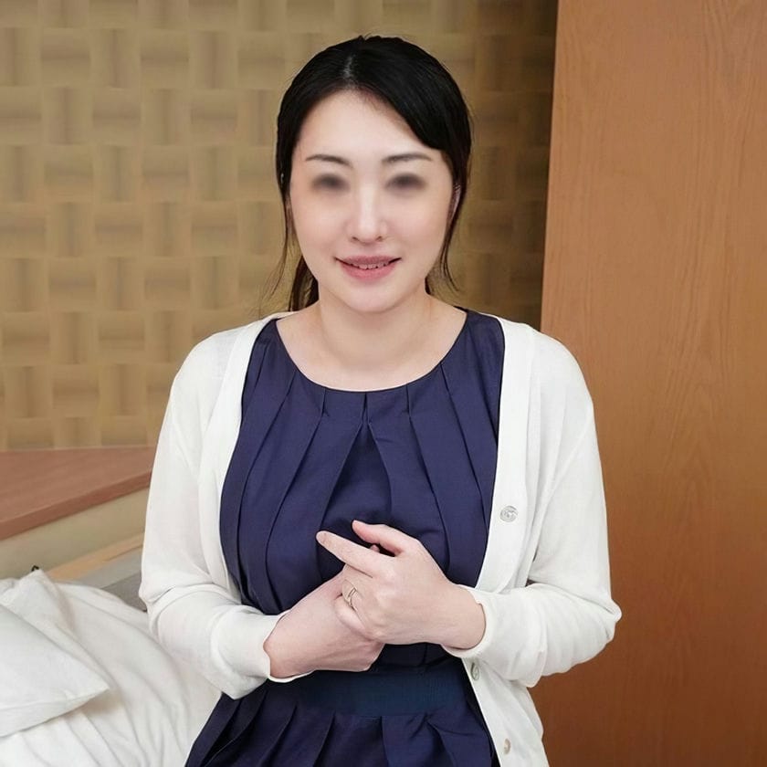イキ潮で「ごめん。挂かっちゃった？いっぱい出ちゃった」不伦妻は他人棒で绝顶し放题。巨根ディルドオナニーで诱○惑する人妻に大量射精