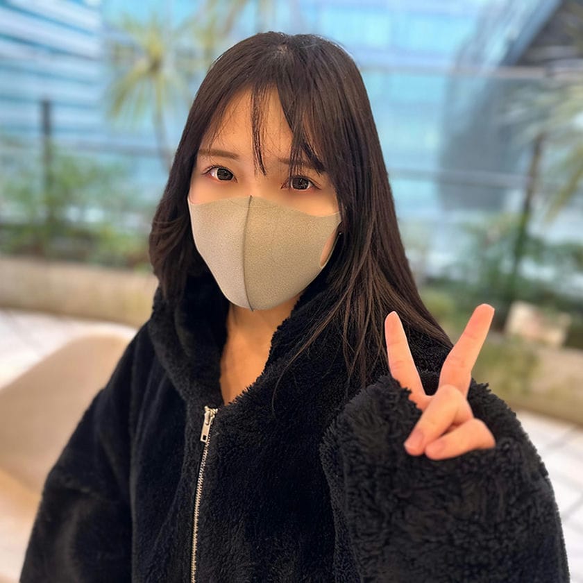 おっさんチンポで金を稼ぐお嬢様のかなみちゃん(20)。自らハメ撮り希望で荒稼ぎ！臭い精はもう惯れました。【无】