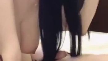 巨乳凯西 巨乳磨蹭肉棒再吃进嘴里