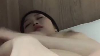 巨乳凯西 超骚必看自慰到高潮颤抖❗️一边揉穴一边揉奶，整个淫穴都是白汁和淫水⋯真的高潮就是这个疯狂颤抖的痴女模样唷～不要再问我有没有高潮了明白吗小伙子