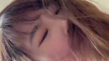 NTR人妻Jolly 在平常与老公共枕的主卧室与小王来场出轨性爱❤️