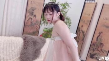 古装剧女配角试镜演出,满怀明星梦的小熙直接大尺度演出,让导演及编剧感受到满满的诚意