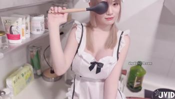 到府女私厨竞争激烈,抢单不择手段,祭出消费满1万,女仆装给你扒光光的福利吸引饕客目光,有消费者不怕受骗真刷卡下订,结果现场不但真的可以扒光女仆,还有特殊不可搬上台面的服务!!