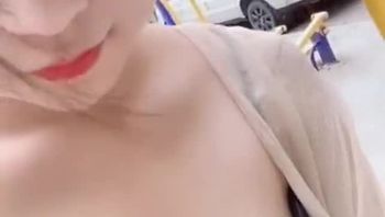 歲超正嫩妻外頭曬奶回家穿絲襪幫我足交！g