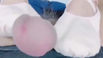穿上芭蕾舞服～最後被射在芭蕾鞋上！