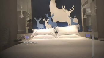 約了兩個妹子玩雙飛，兩個妹子翹屁股輪換操5
