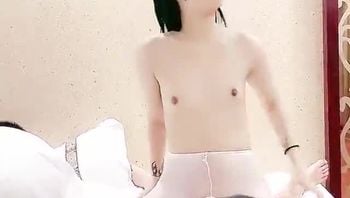 唇钉嫩妹妹，穿上白丝骑乘位，自己上下动，侧入操嫩穴