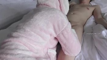 爆艹粉色兔子睡衣嫩妹鲜嫩白虎小穴跳蛋攻击落地窗前全裸露出肏穴内射精液直流淫靡嫩穴风景美如画首发