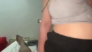 穿着渔网袜的女友像母狗一样被我爆操着