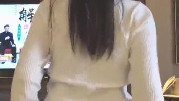 00后嫩穴坐在鸡吧上自己动
