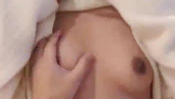 约炮小母狗自己坐鸡巴上动了
