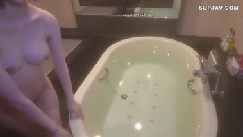 漂亮大奶美眉_皮肤白皙身材娇小_灯车很亮眼_已怀孕四月背徳援交_被大量中出内射，