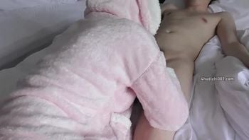 爆艹粉色兔子睡衣嫩妹_鲜嫩白虎小穴跳蛋攻击_落地窗前全裸露出肏穴_内射精液直流_淫靡嫩穴风景美如画，