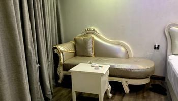 瘦子探花梦幻馆 良家，美容院漂亮小少妇，床单湿好大一片，怪不得隔三岔五约炮
