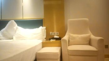 瘦子探花梦幻馆 找外围酒店操逼，称呼年轻小哥小屁孩，颜值还行身材烂，大屌爆插