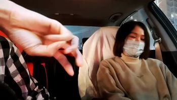 胖子传媒工作室 美容院工作良家少妇，开车接上酒店操逼，看着文静，上了床操起了好骚