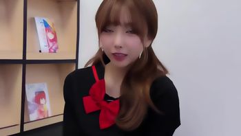 大波妹子，一副网红脸，私底下简直是受虐狂，被当成狗来使唤