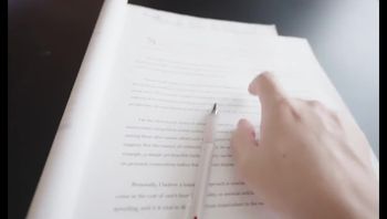 学生撞见了自己的家庭老师和别的学生偷情