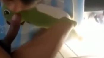 淫妻性欲强大 绿帽老公找朋友一起操