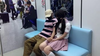 在末班地铁空无一人的车厢里，将害羞女友内裤撕下