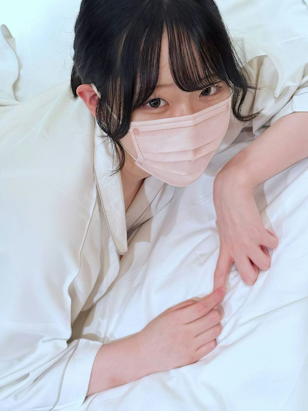 「うんしょっ」で下着を脱ぐSSS级の色白清楚电マでイクイクキモおじにされるがまま