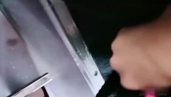 旁边大爷一脸懵逼，看着少妇自慰高潮喷水