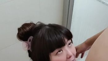 和哥哥洗澡到口交插入