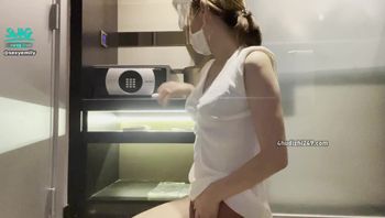打扫房间时 发现一根好大的棒棒 三点全露