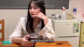 趁姊姊出门时 和他的大学同学做爱 没想到他的同学非但没拒绝而且还后入我 还偷偷内射我
