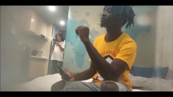 黑人留学生偷拍约操牛仔裤妹 将巨硕的肉棒狠狠地插入她的嫩穴中，妹子被干得直叫