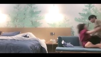 强上幼师 00后幼师被强上了非常生气第一次约会就被强上，气得穿衣服拌门走了