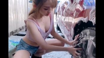 洗车工小妹不小心把车漆刮了 为了弥补损失只好用身体赔偿