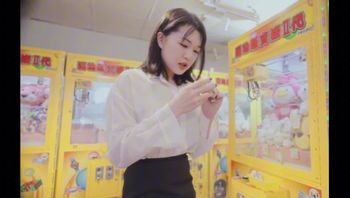 性感女白领下班后的新娱乐 在娃娃机店用摇杆自慰露出 勾引男店员玩弄蜜