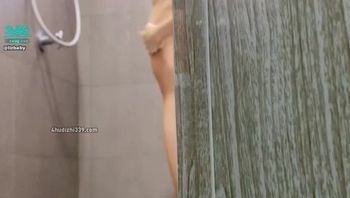 偷拍嫂子洗澡 小野猫