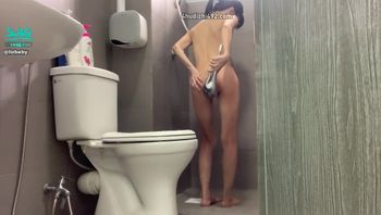 偷窥姊姊洗澡却发现姊姊自嗨 小野猫
