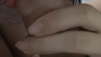 勾引哥哥的朋友，舔肉棒让他忍不住，女上位，后入，中出 小野猫