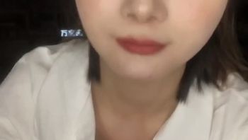 #反差 #白虎 #萝莉 清纯可爱学生妹 在男友调戏成功变成骚母狗 每天希望男友撞击她的小逼