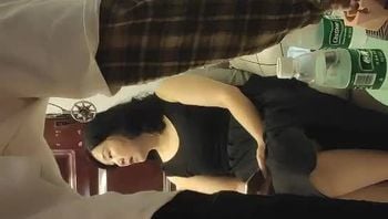 #熟女 #人妻 #约炮 09 27 玩两小伙3P肉肉熟女，拨开内裤揉搓口交，跪在沙发上后入大屁股，上