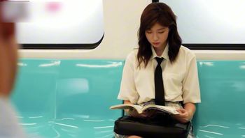 AI换脸周也电车痴女勾引乘客用粗暴的语言挑逗