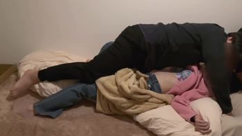 弟弟无法抗拒，被姐姐压在身下，她用手握住弟弟那坚挺的肉棒