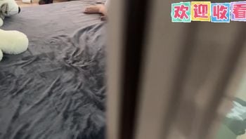 哥哥偷拍妹妹自慰视频，强迫妹妹发生关系。
